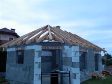 Dokončený krov zahradního domku