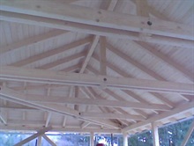 Střecha dřevěného přístřešku
